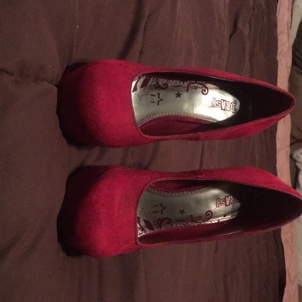 Red pumps - Picture 3 of 3